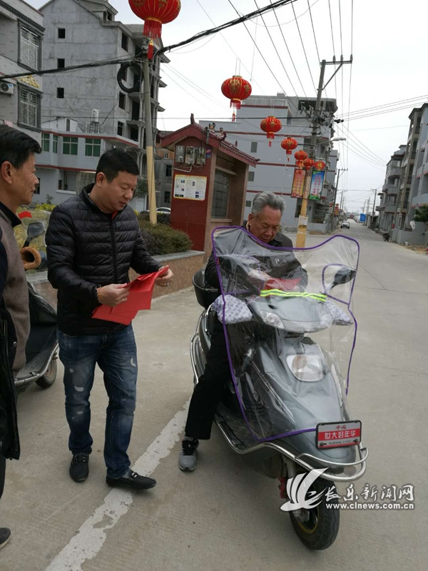 蔣光佑在宣傳計生政策_(dá)副本.jpg