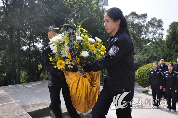 敬獻(xiàn)花圈.jpg