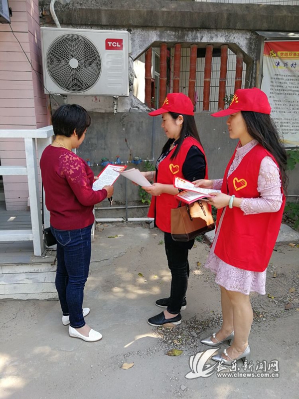 移風(fēng)易俗宣傳勸導(dǎo)服務(wù)隊(duì)航城分隊(duì)入戶開展移風(fēng)易俗宣傳.jpg