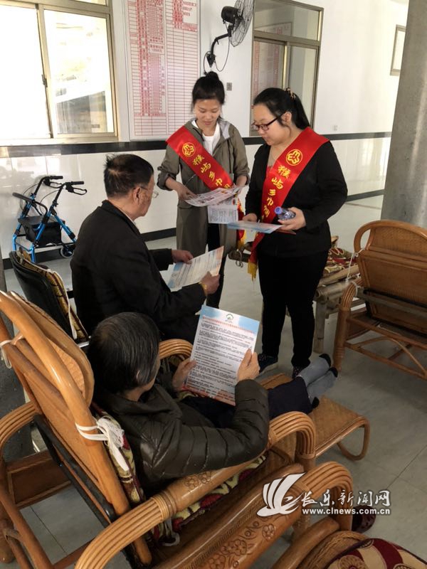 移風(fēng)易俗宣傳勸導(dǎo)服務(wù)隊(duì)猴嶼分隊(duì)入戶開展移風(fēng)易俗宣傳.jpg