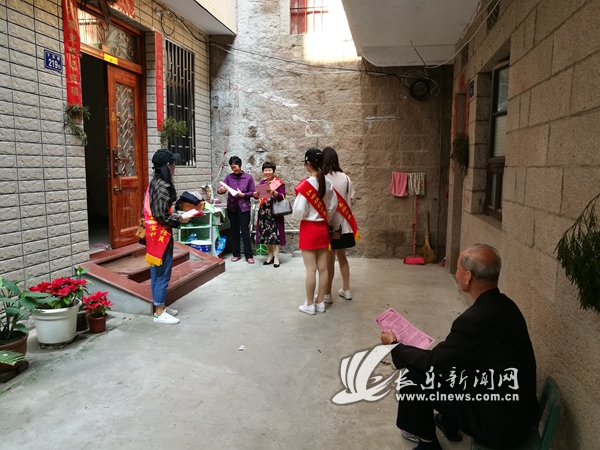 移風(fēng)易俗宣傳勸導(dǎo)服務(wù)隊(duì)江田分隊(duì)在江田鎮(zhèn)友愛村入戶開展移風(fēng)易俗宣傳.jpg