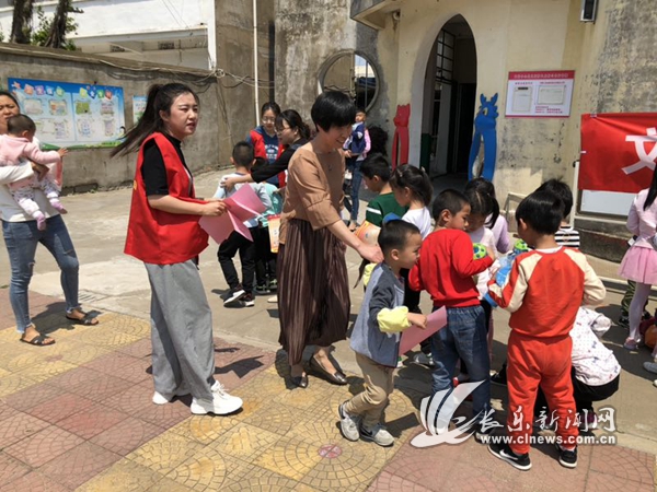 移風(fēng)易俗宣傳勸導(dǎo)服務(wù)隊(duì)文嶺分隊(duì)開展移風(fēng)易俗宣傳.jpg