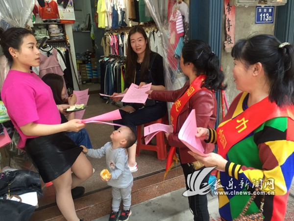 移風(fēng)易俗宣傳勸導(dǎo)服務(wù)隊(duì)營前分隊(duì)開展移風(fēng)易俗入戶宣傳.jpg