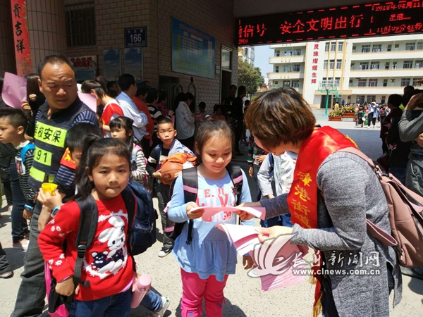 移風(fēng)易俗宣傳勸導(dǎo)服務(wù)隊(duì)漳港分隊(duì)在漳港中心小學(xué)門口及鬧市區(qū)開展移風(fēng)易俗宣傳.jpg