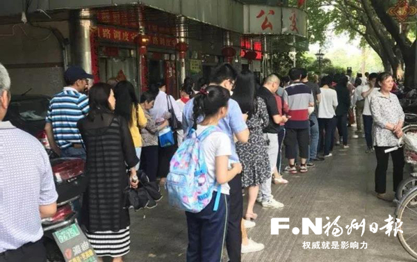 市民扎堆換榕城通卡  榕城一卡通公司提醒錯峰換卡
