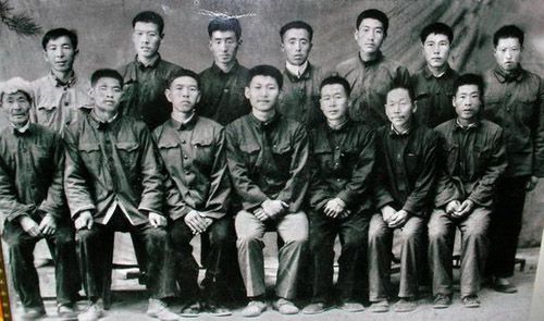 送習(xí)近平上大學(xué)時(shí)，梁家河村民和習(xí)近平的合影（前排中為習(xí)近平）
