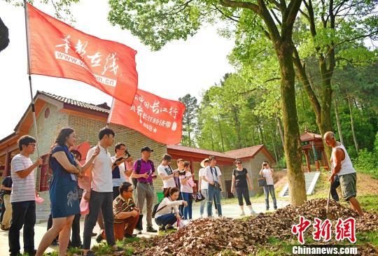 華一村村民用十年時間打造美麗鄉(xiāng)村 唐俊 攝