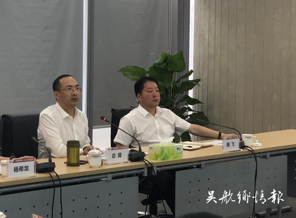 2版4條吳華新實業(yè)報國的紡織工業(yè)勞模（吳華新（左））.jpg