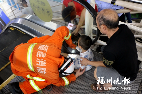 商場自動扶梯“咬住”男童右手 消防人員現(xiàn)場救援