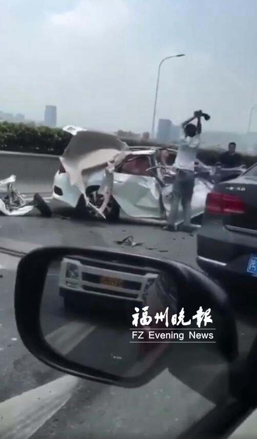 三環(huán)小車(chē)追尾大掛車(chē)被撞爛 車(chē)上人員暫無(wú)生命危險(xiǎn)