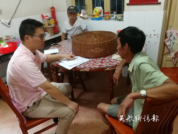 2版5條劉東街道項(xiàng)目的萬事通（劉東（左一）入戶做群眾思想工作）.jpg