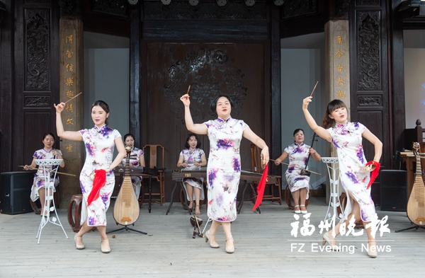 榕城舉辦曲藝專(zhuān)場(chǎng)　老福州迷上新評(píng)話(huà)伬唱