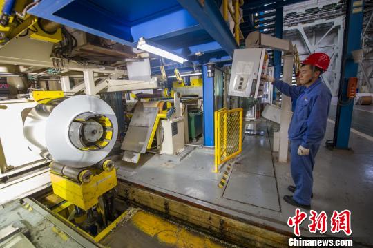 這種超薄的不銹鋼主要應(yīng)用在航空航天、石油化工、汽車、電子、家電、計算機等領(lǐng)域。　韋亮 攝