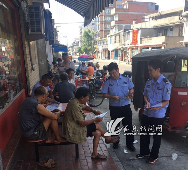 潭頭派出所民警攜帶宣傳單、宣傳品等深入轄區(qū)，開展宣傳活動.jpg