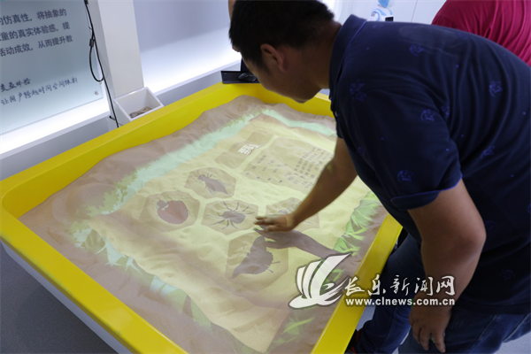 與會嘉賓參觀網龍普天教育參與共建的福建幼兒師范高等專科學校VR、AR實訓室.png