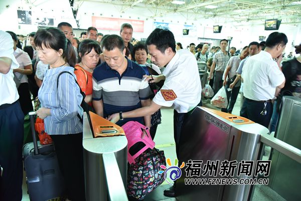 國(guó)慶假期首日：福州火車站干部職工堅(jiān)守一線為旅客服務(wù)