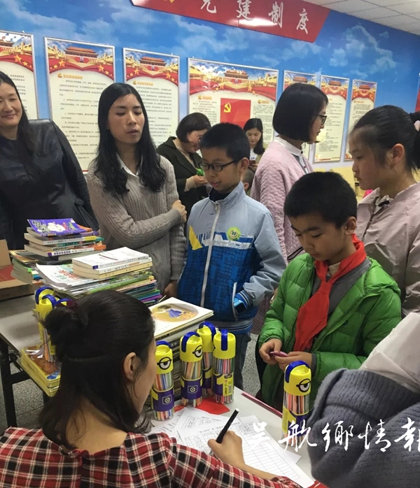 4版邊3條中國(guó)移動(dòng)長(zhǎng)樂(lè)分公司開(kāi)展愛(ài)心捐書(shū)暨跳蚤市場(chǎng)活動(dòng)（無(wú)文字說(shuō)明）.jpg