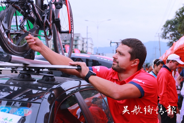 4版1條清新長樂激情飛揚（后勤人員正在裝運自行車）.jpg