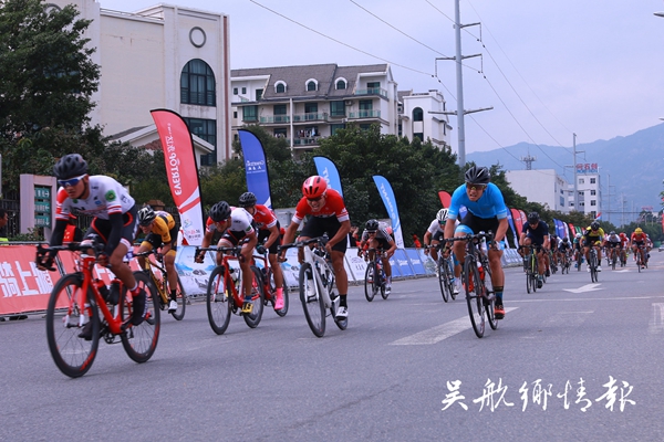 4版1條清新長樂激情飛揚（選手們奮力向重點沖刺).jpg