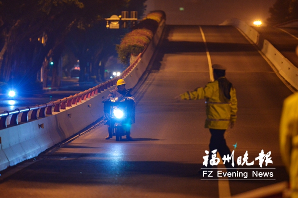 涉嫌套牌摩托車夜闖二環(huán)高架橋　遇交警設(shè)卡檢查