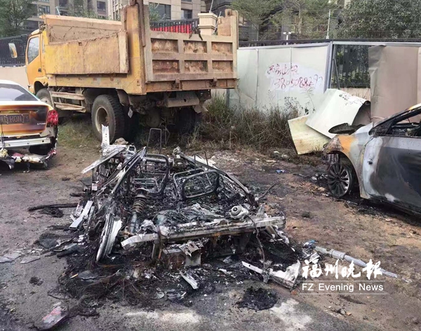 共享電動(dòng)汽車凌晨起火殃及多車　起火原因仍在調(diào)查