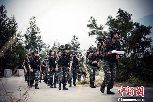 武警福建總隊(duì)特戰(zhàn)隊(duì)員開展按圖行進(jìn)叢林“覓寶”訓(xùn)練