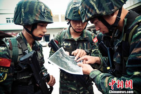 武警福建總隊(duì)特戰(zhàn)隊(duì)員開展按圖行進(jìn)叢林“覓寶”訓(xùn)練