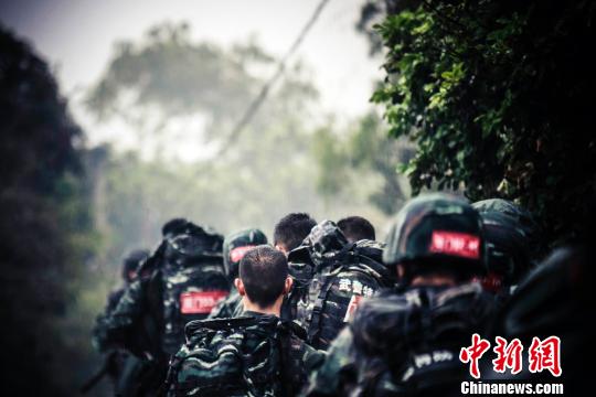 武警福建總隊(duì)特戰(zhàn)隊(duì)員開展按圖行進(jìn)叢林“覓寶”訓(xùn)練