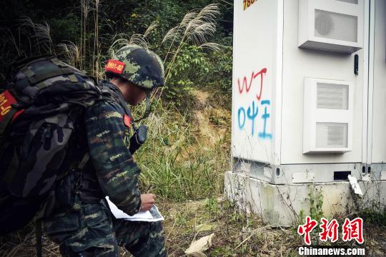 武警福建總隊(duì)特戰(zhàn)隊(duì)員開展按圖行進(jìn)叢林“覓寶”訓(xùn)練