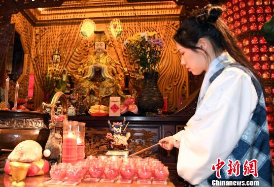 榕臺(tái)青年迎新祈福千燈會(huì)在福州舉行