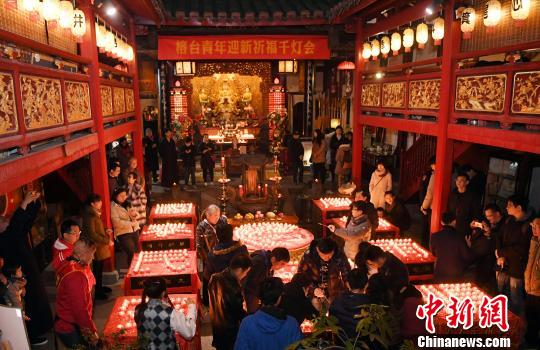 榕臺(tái)青年迎新祈福千燈會(huì)在福州舉行