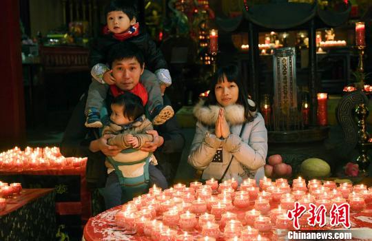 榕臺(tái)青年迎新祈福千燈會(huì)在福州舉行