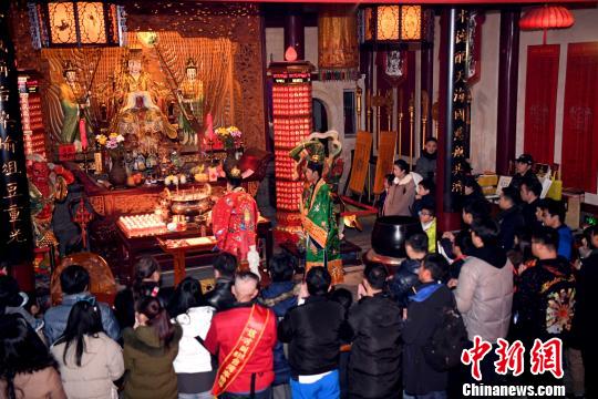 榕臺(tái)青年迎新祈福千燈會(huì)在福州舉行