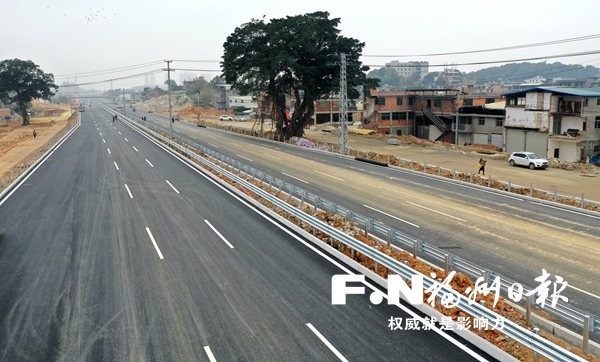 環(huán)島路主線25日有望通車 6萬立方米石塊靜靜挖走