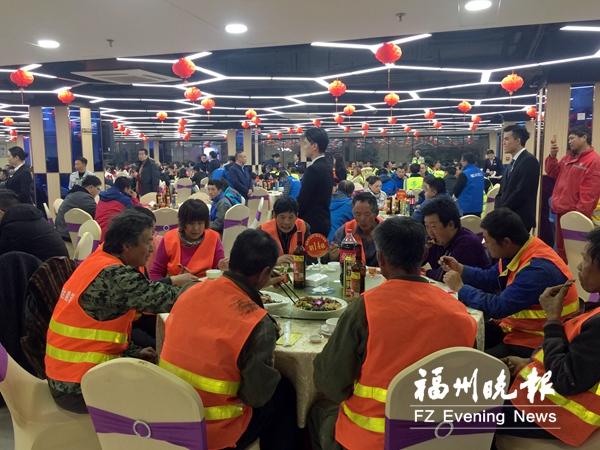 濱海新城：五百建設者同吃“年夜飯”
