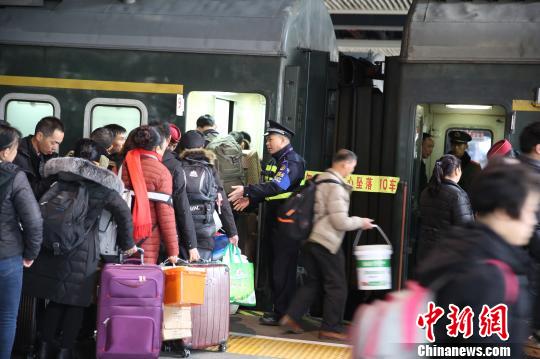 春節(jié)假期福州鐵路警方查獲網上在逃人員50余名
