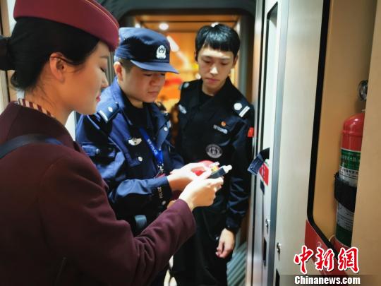 春節(jié)假期福州鐵路警方查獲網上在逃人員50余名