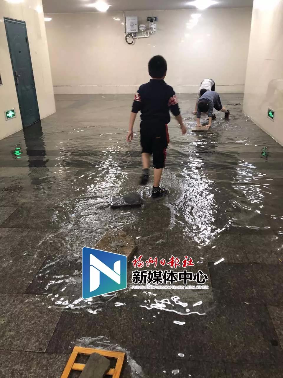 3名孩子在積水中鋪出暖心“橋” 引來(lái)眾網(wǎng)友點(diǎn)贊