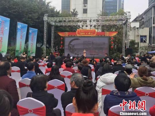  福建省“誠信八閩行 我們?cè)谛袆?dòng)”啟動(dòng)儀式26日在福建省福州市鼓樓區(qū)少兒圖書館舉行。　葉秋云　攝