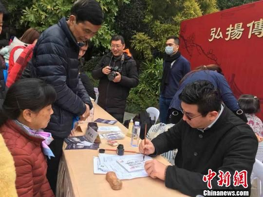壺山林氏中醫(yī)第九代傳承人林潤立正忙碌著。　葉秋云 攝