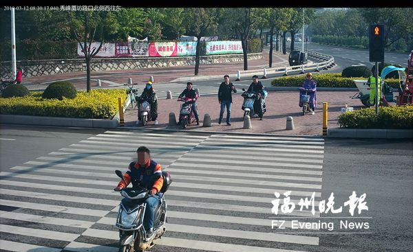 福州交警曝光闖紅燈10人 要罰款還將“上門通報(bào)”