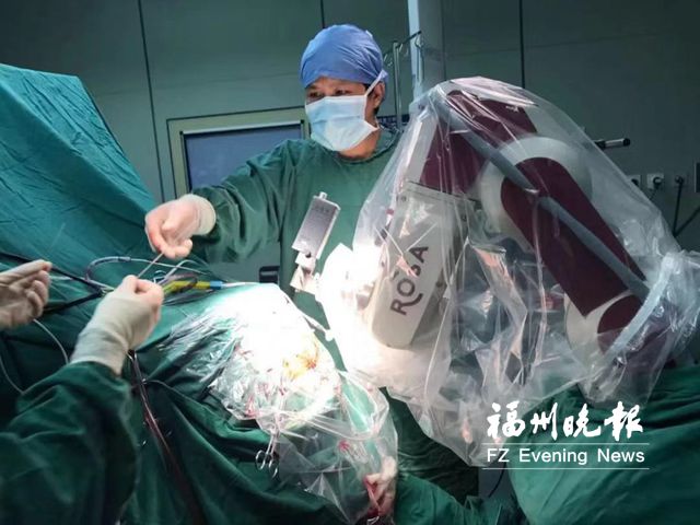 女子大腦亂“放電” 機(jī)器人植入電極手術(shù)僅1小時