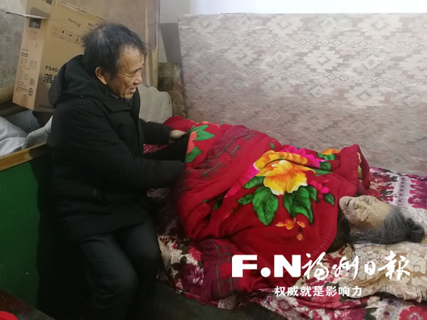 長樂陳友勤二十年如一日照料臥病在床的老母親
