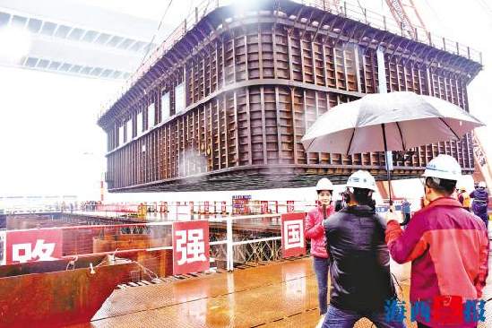 福廈高鐵泉州灣跨海大橋雙主墩鋼吊箱下放到位