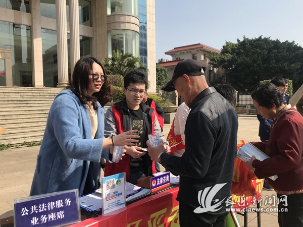 潭頭司法所開展“忠誠保平安 利劍除黑惡”平安建設(shè)宣傳活動圖片3.JPG