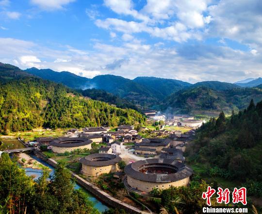 當(dāng)福建土樓邂逅時(shí)尚大秀　感受中國(guó)旅游文化盛典