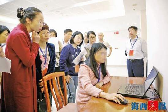 探訪福建省公務(wù)員考試閱卷現(xiàn)場 一份試卷至少6人打分