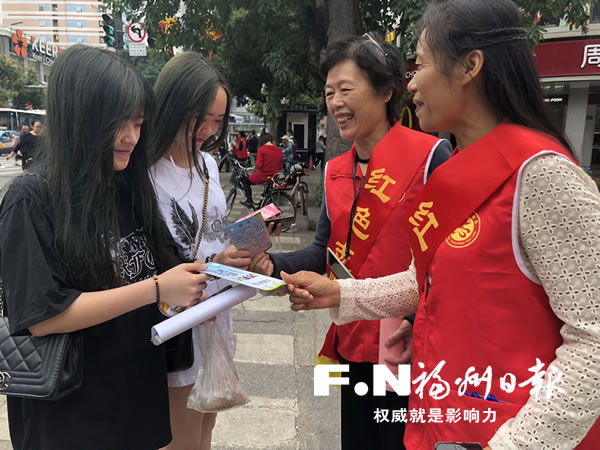 老年志愿者走出家門倡導低碳生活