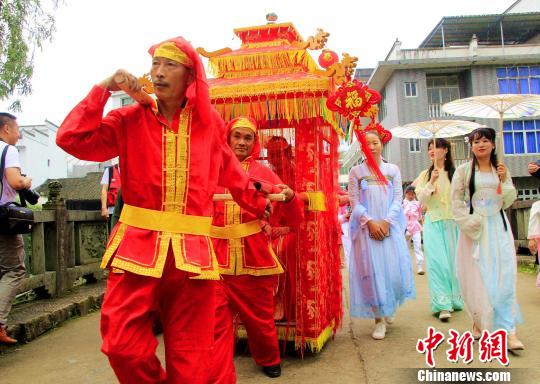 福建鄉(xiāng)村舉辦“狀元”迎親游村活動(dòng)　演繹漢服傳統(tǒng)文化