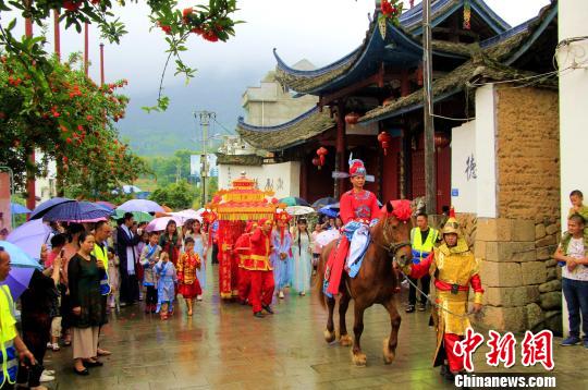 福建鄉(xiāng)村舉辦“狀元”迎親游村活動(dòng)　演繹漢服傳統(tǒng)文化